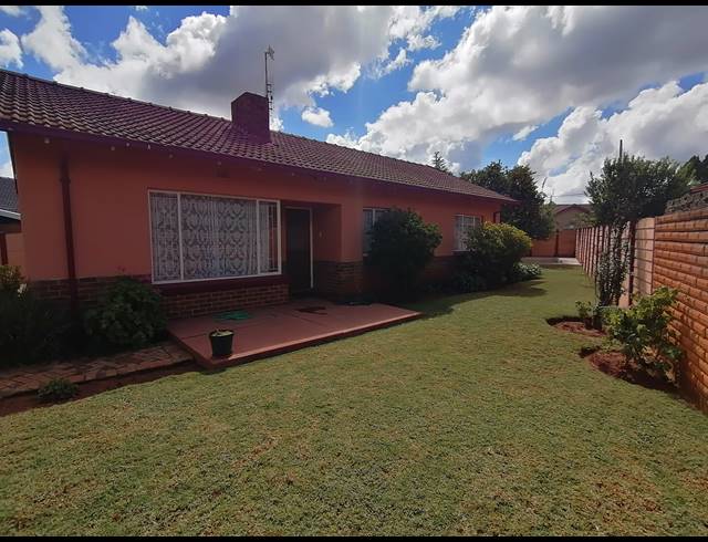 3 BEDROOM FREESTANDING FOR SALE IN STILFONTEIN EXT 4